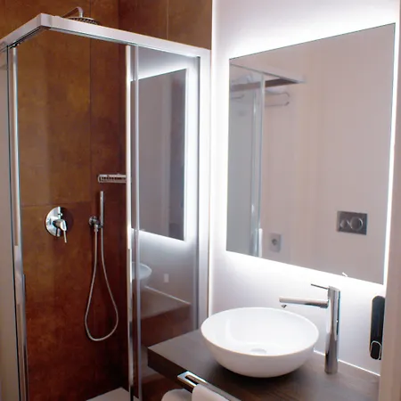 מלון Del Conte לבנו